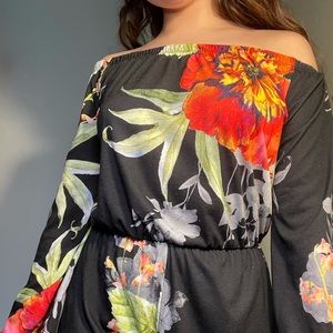 Off the Shoulder Navy Floral Romper 💐